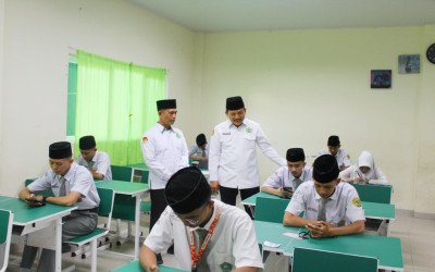Kabag TU Kemenagsu Monitoring Ujian Madrasah Berbasis Komputer di MAN Binjai