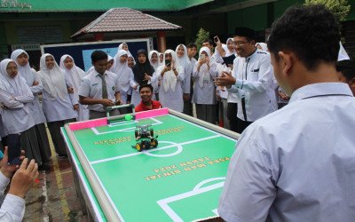 Peserta Didik MAN Binjai Kembangkan Kreativitas Rancang Robotku Bermain Bola
